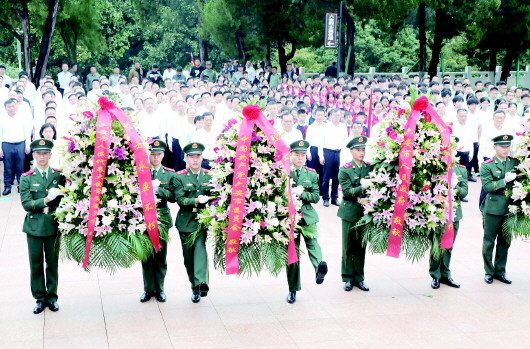 我市隆重舉行烈士紀念日向烈士敬獻花籃儀式